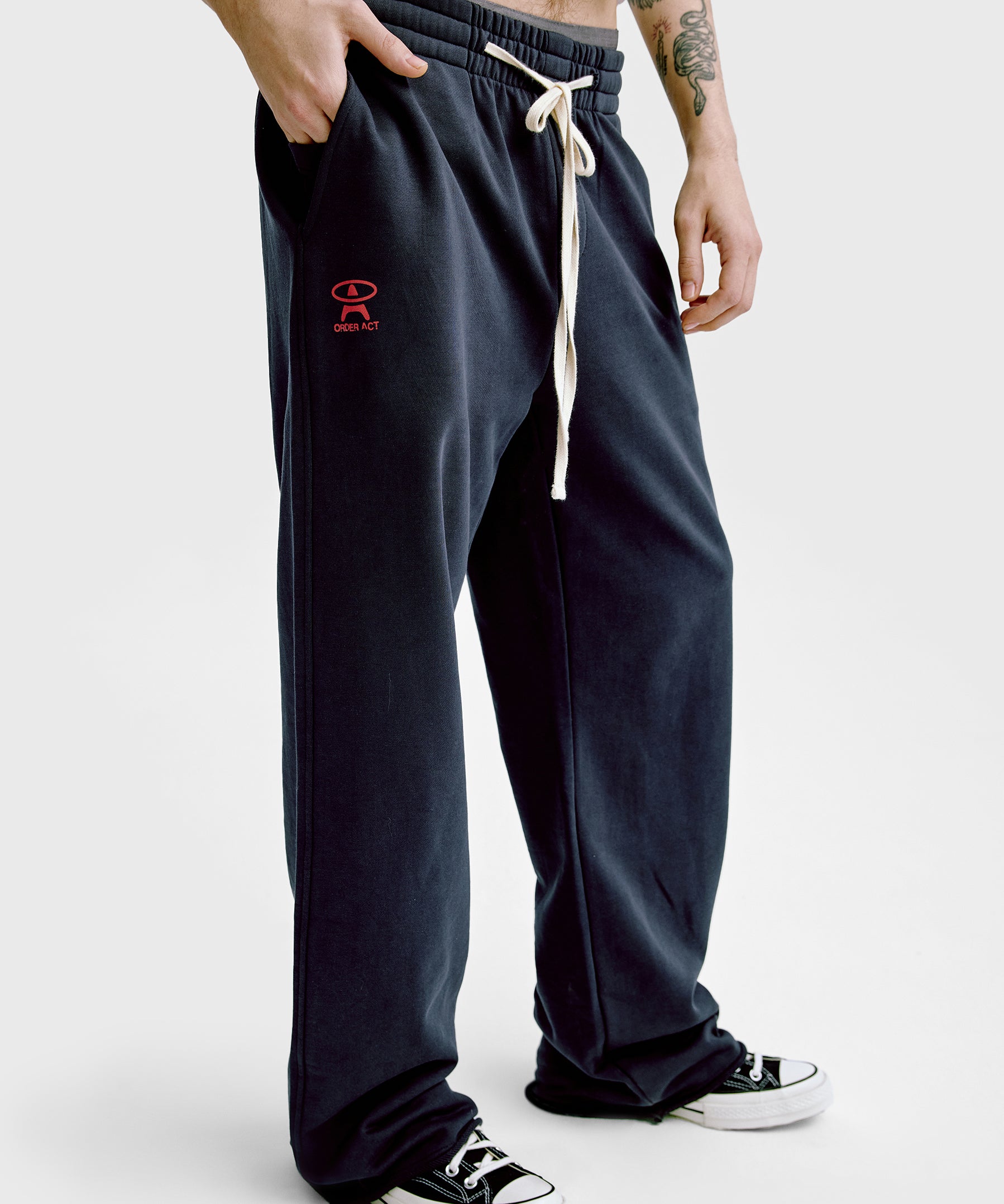 Basic Logo Sweatpants in schwarz mit rotem Logo 