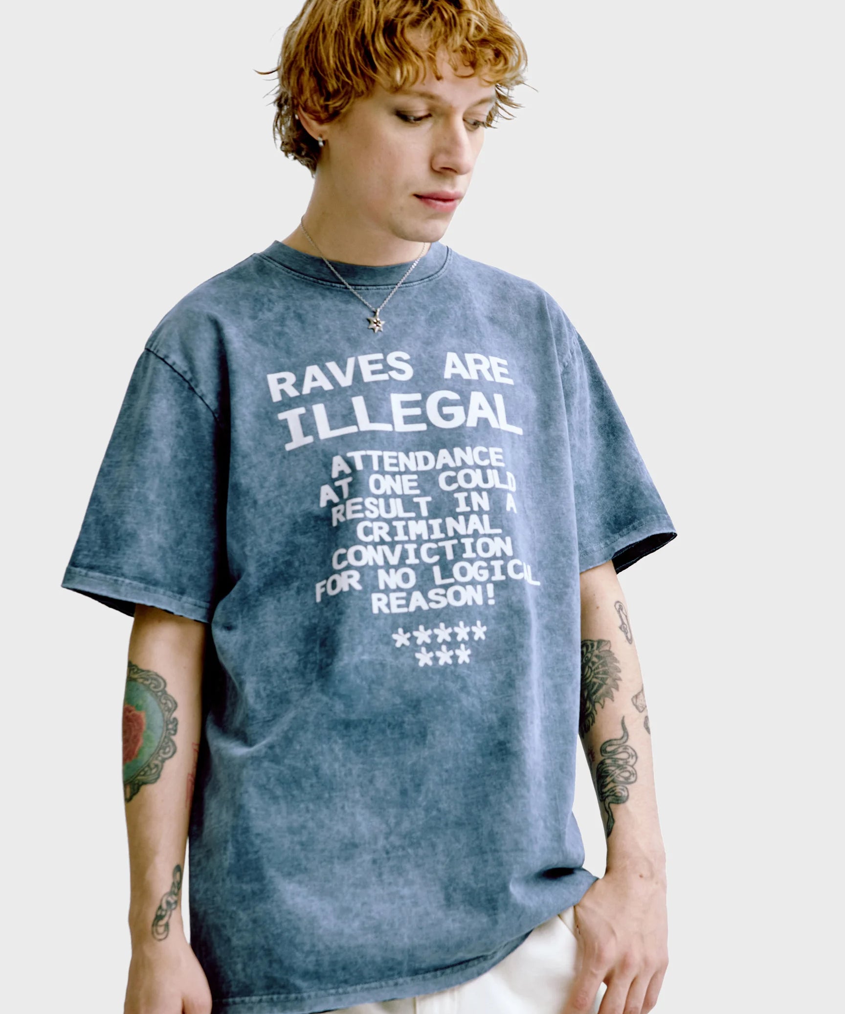 Tee in blau mit weißem Print 